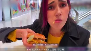 Fellation risquée dans la cabine dessayage dun big mac vidéo porno