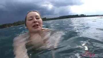 Des seins énormes en bikini vidéo porno