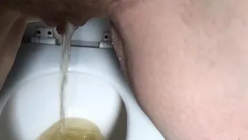 Regarder un joli pied et une chatte sur les toilettes vidéo porno